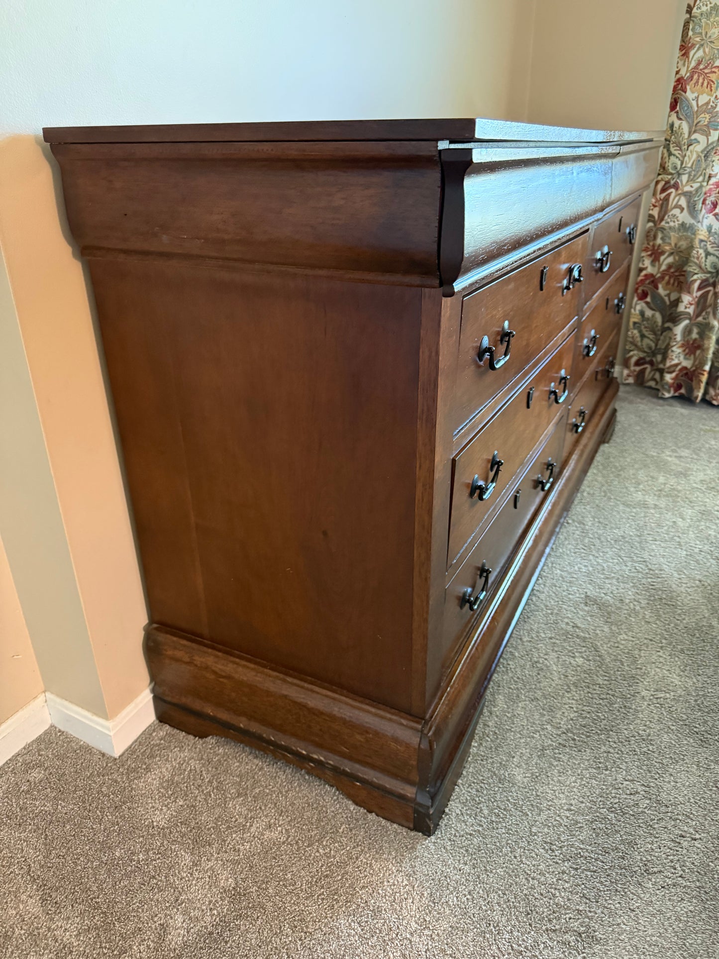 Dresser w/ 8 Drawers