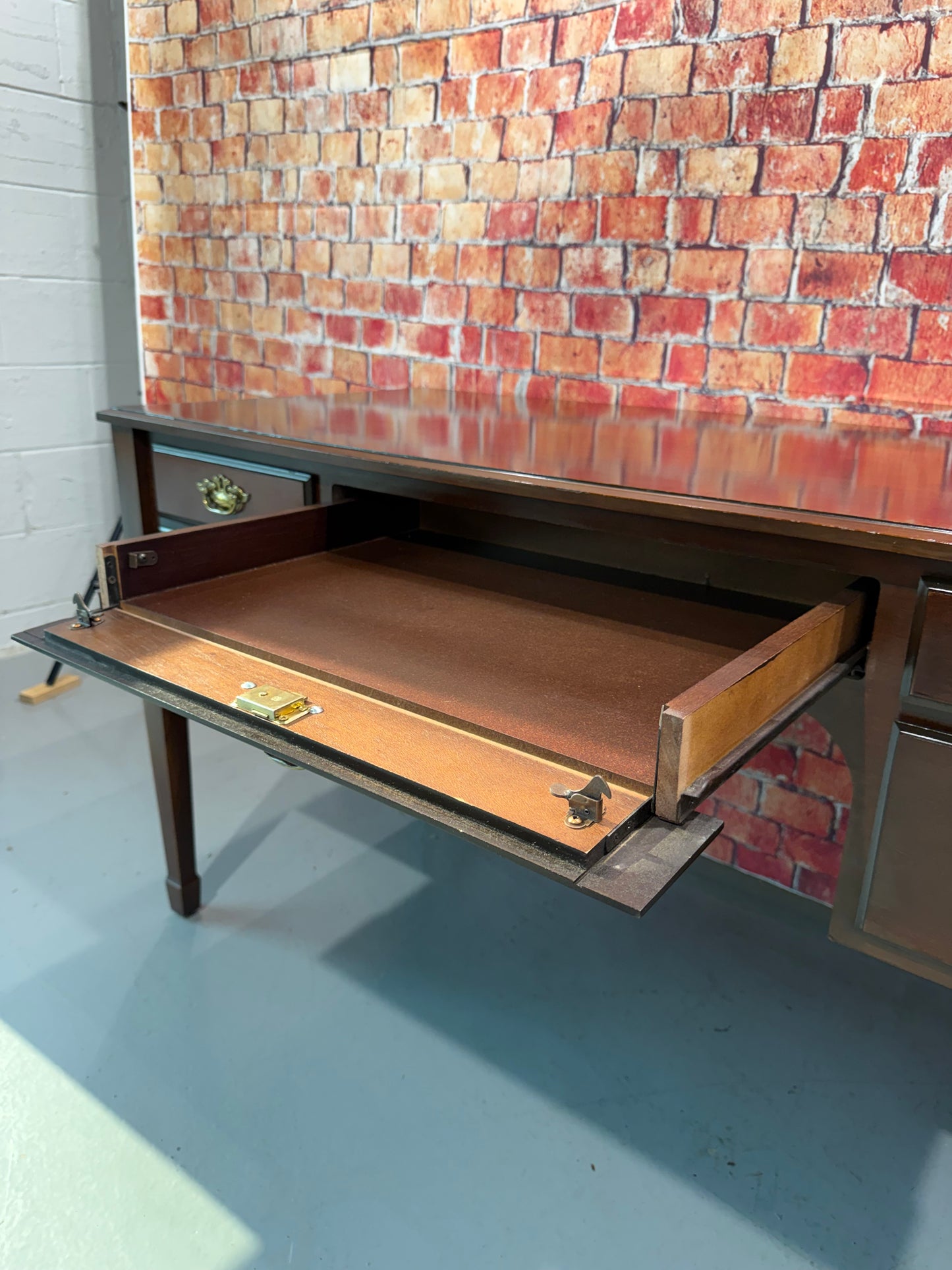 Bombay Desk