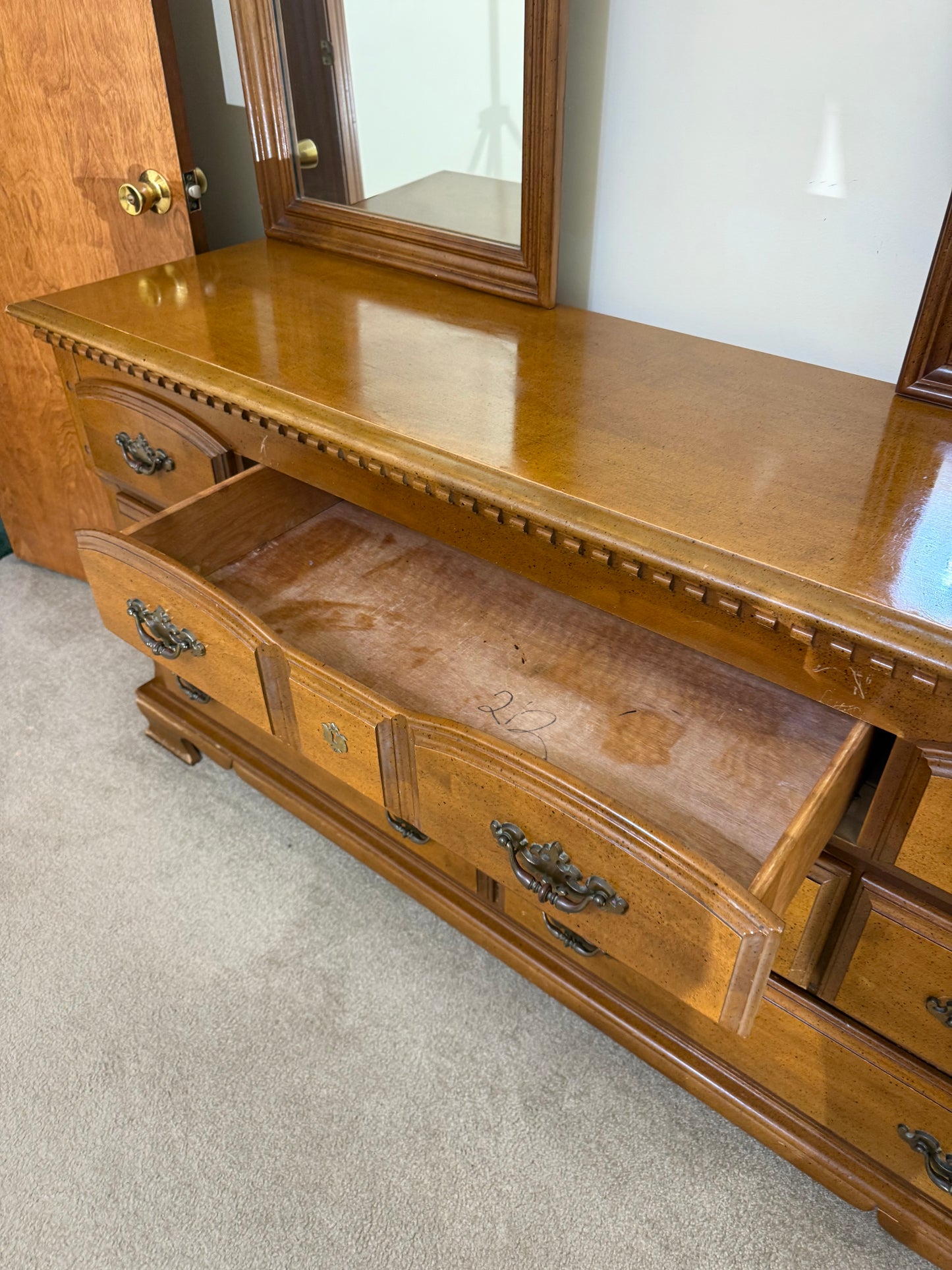 Bassett Dresser w/ 2 Mirrors