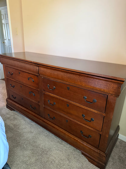Dresser w/ 8 Drawers