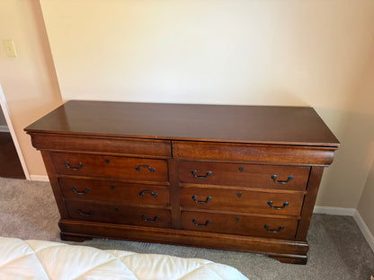 Dresser w/ 8 Drawers