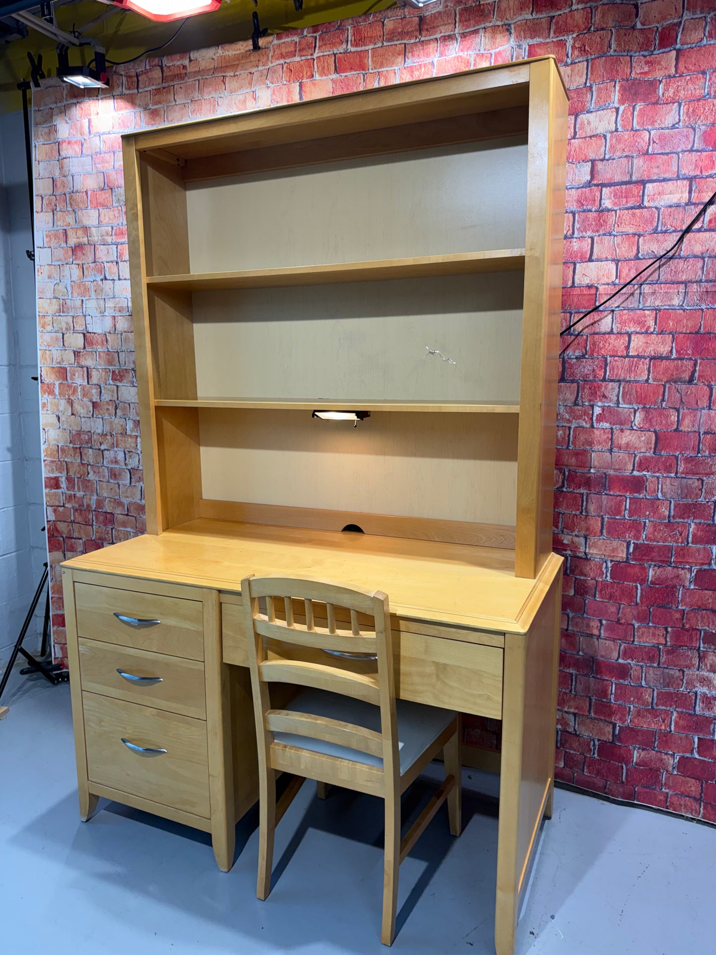 Desk w/ Hutch & Chair