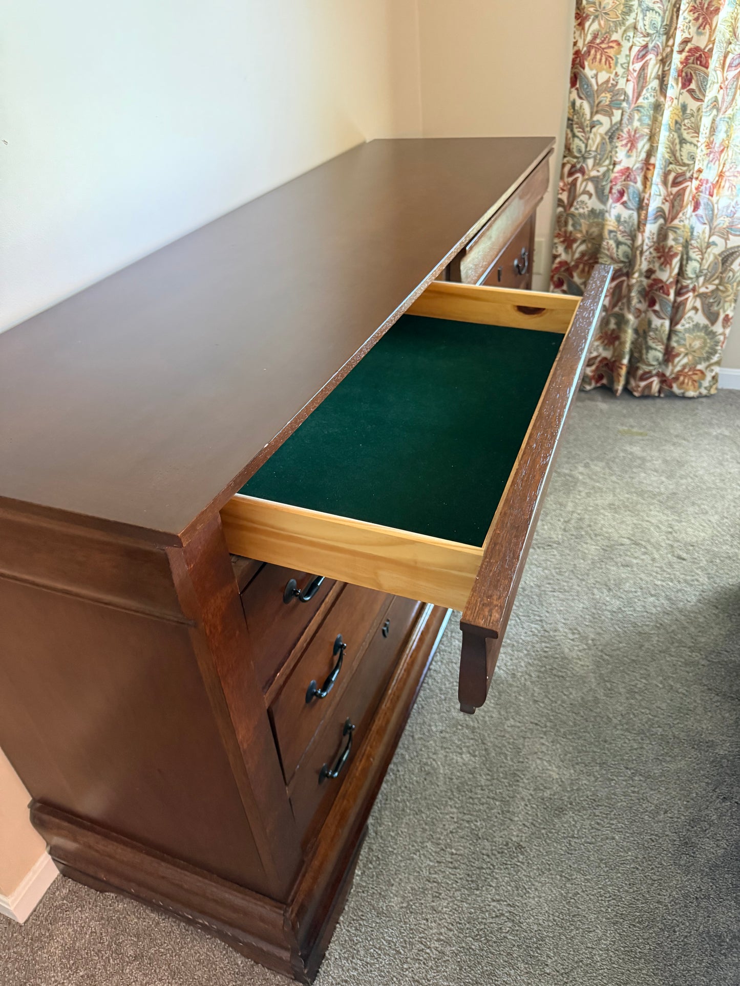 Dresser w/ 8 Drawers