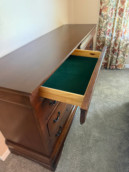 Dresser w/ 8 Drawers