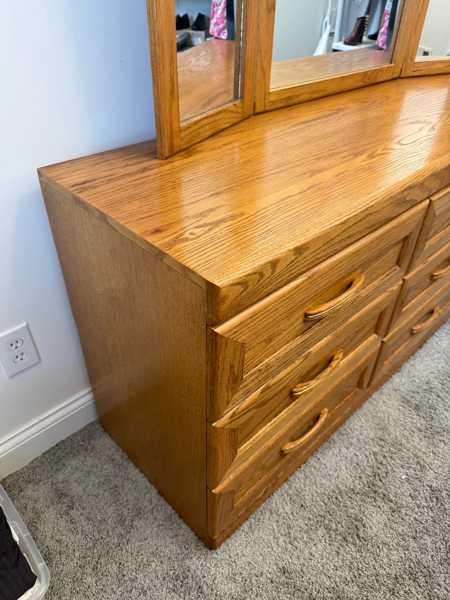 Dresser w/ Folding Mirror