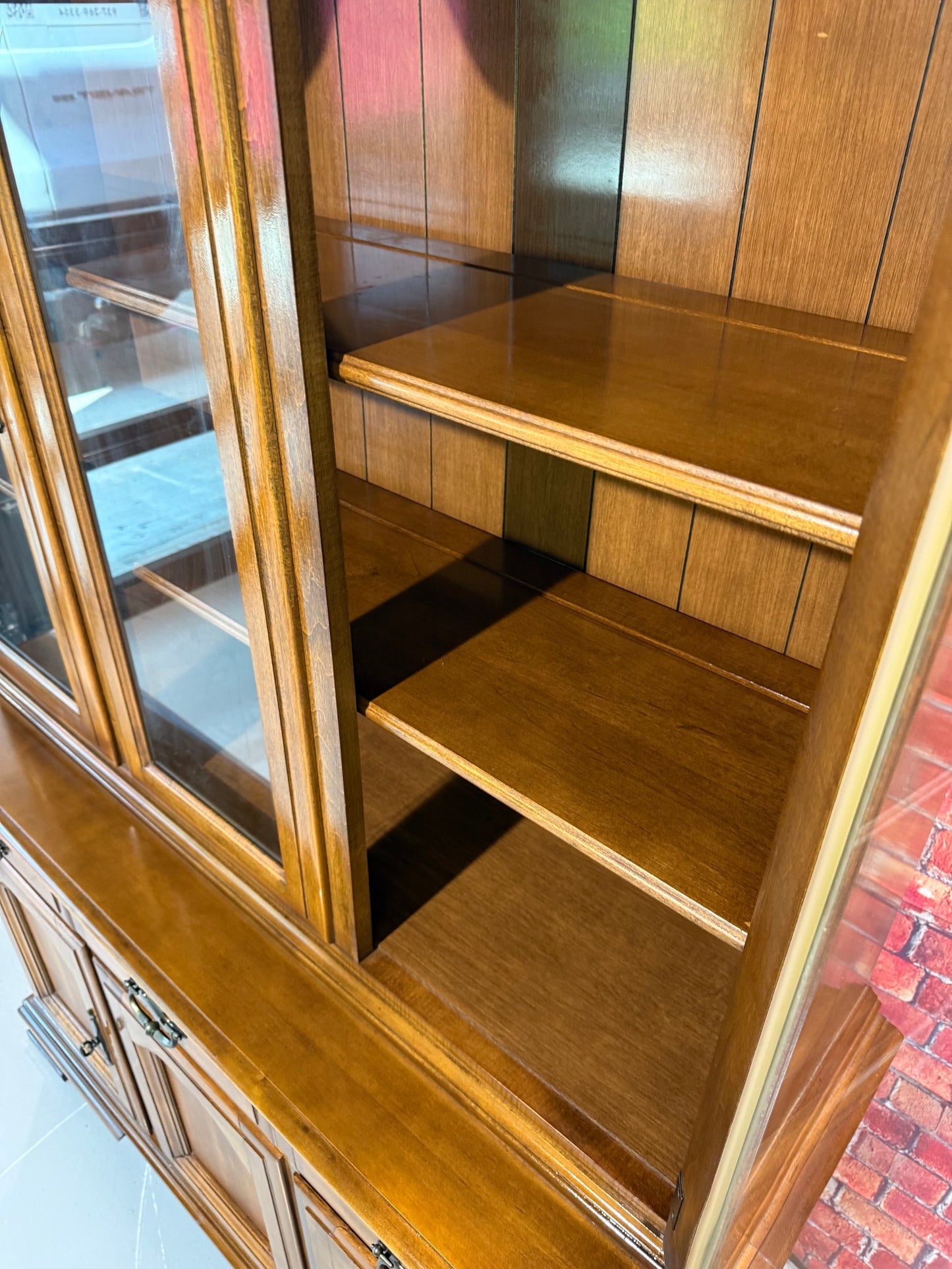 Hutch / China Cabinet