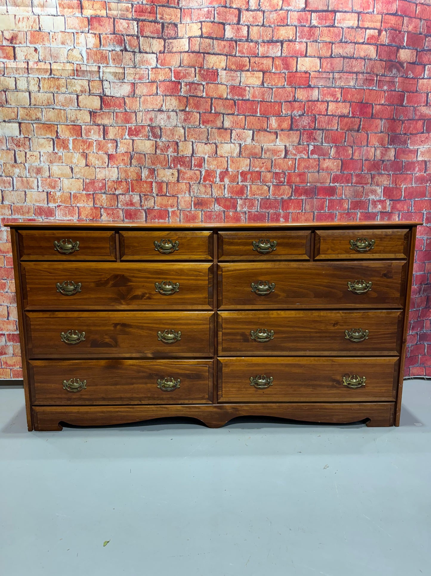 Dresser w/ 10 Drawers