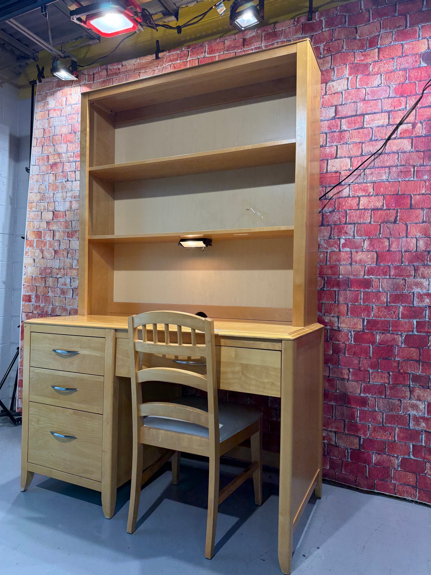 Desk w/ Hutch & Chair