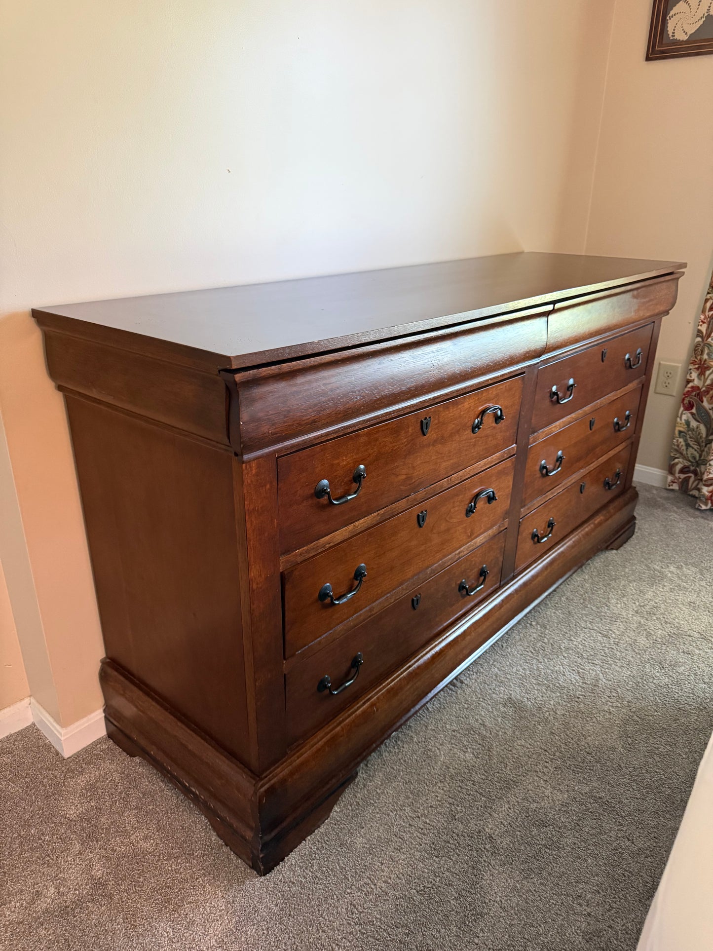 Dresser w/ 8 Drawers