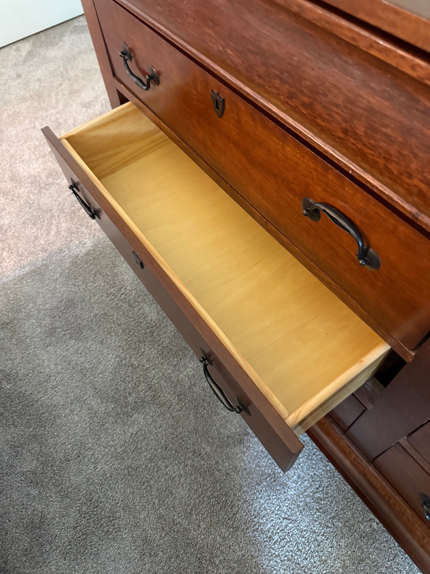 Dresser w/ 8 Drawers