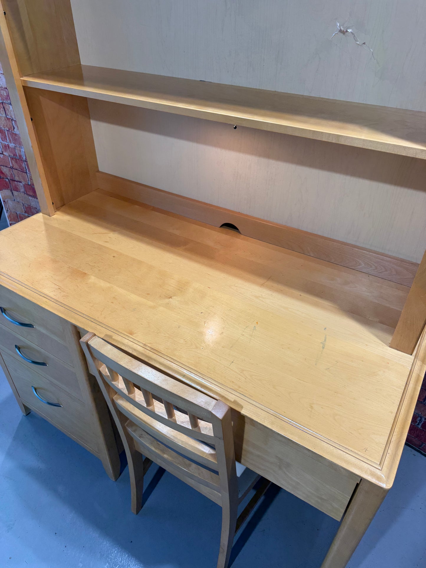 Desk w/ Hutch & Chair