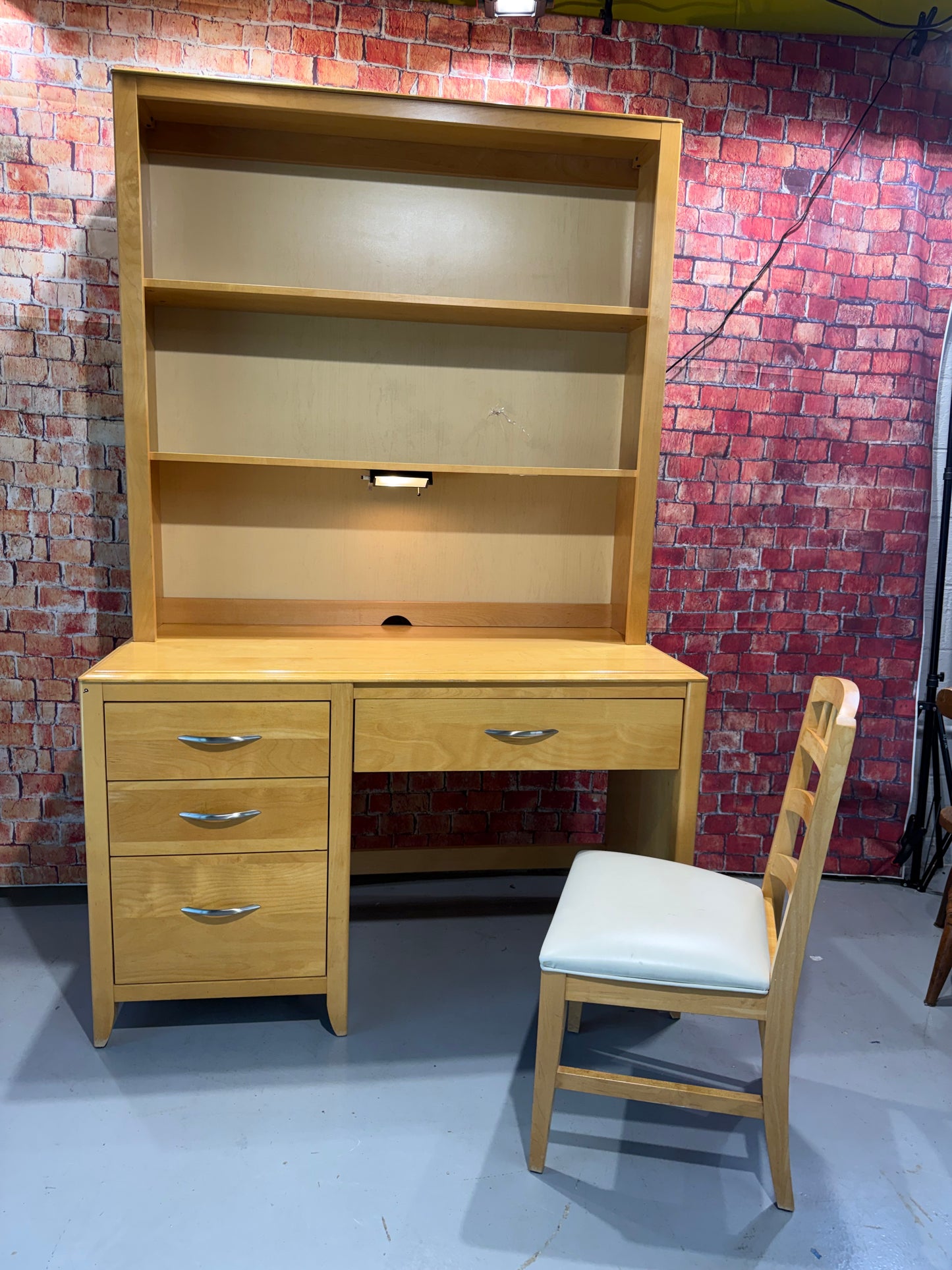 Desk w/ Hutch & Chair