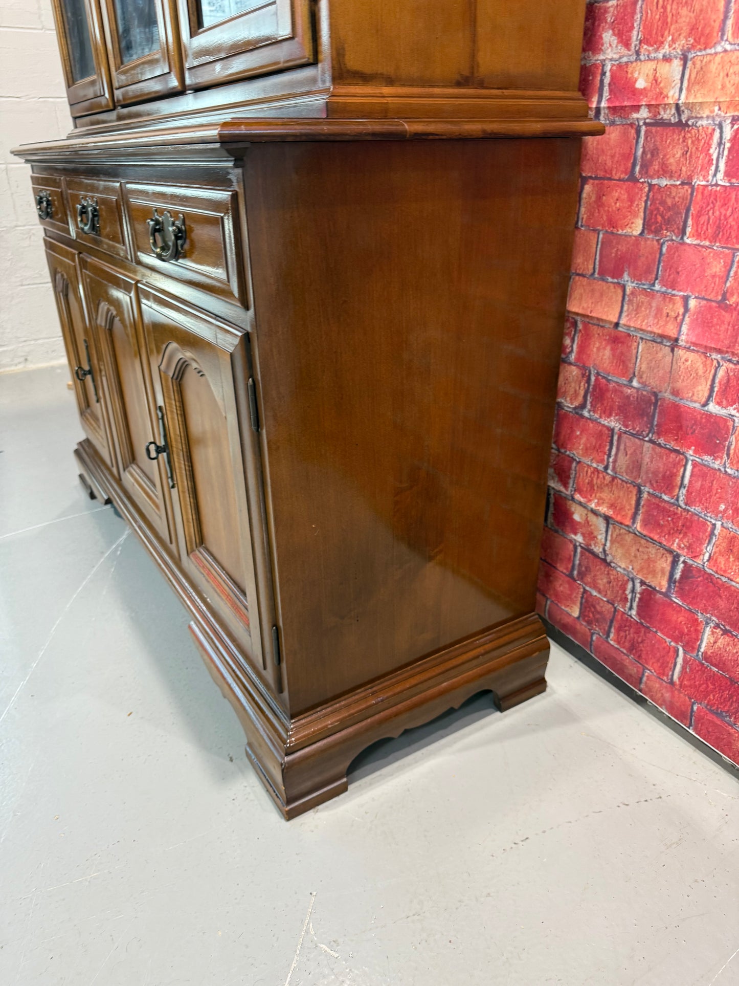 Hutch / China Cabinet