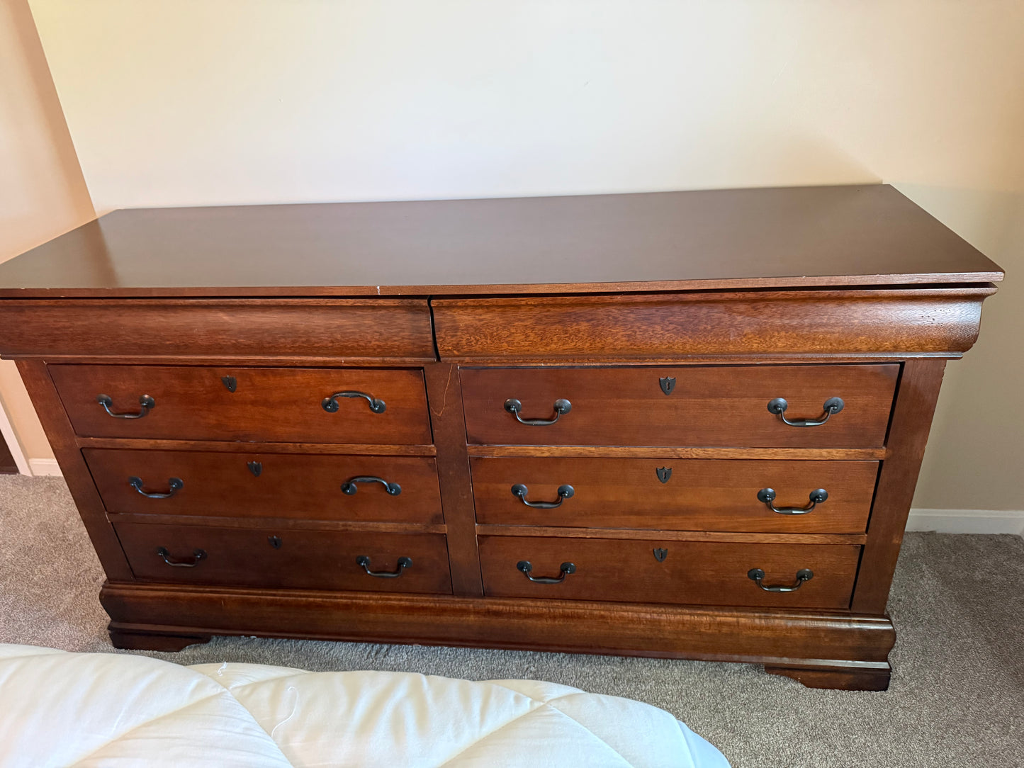 Dresser w/ 8 Drawers