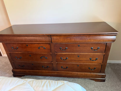 Dresser w/ 8 Drawers