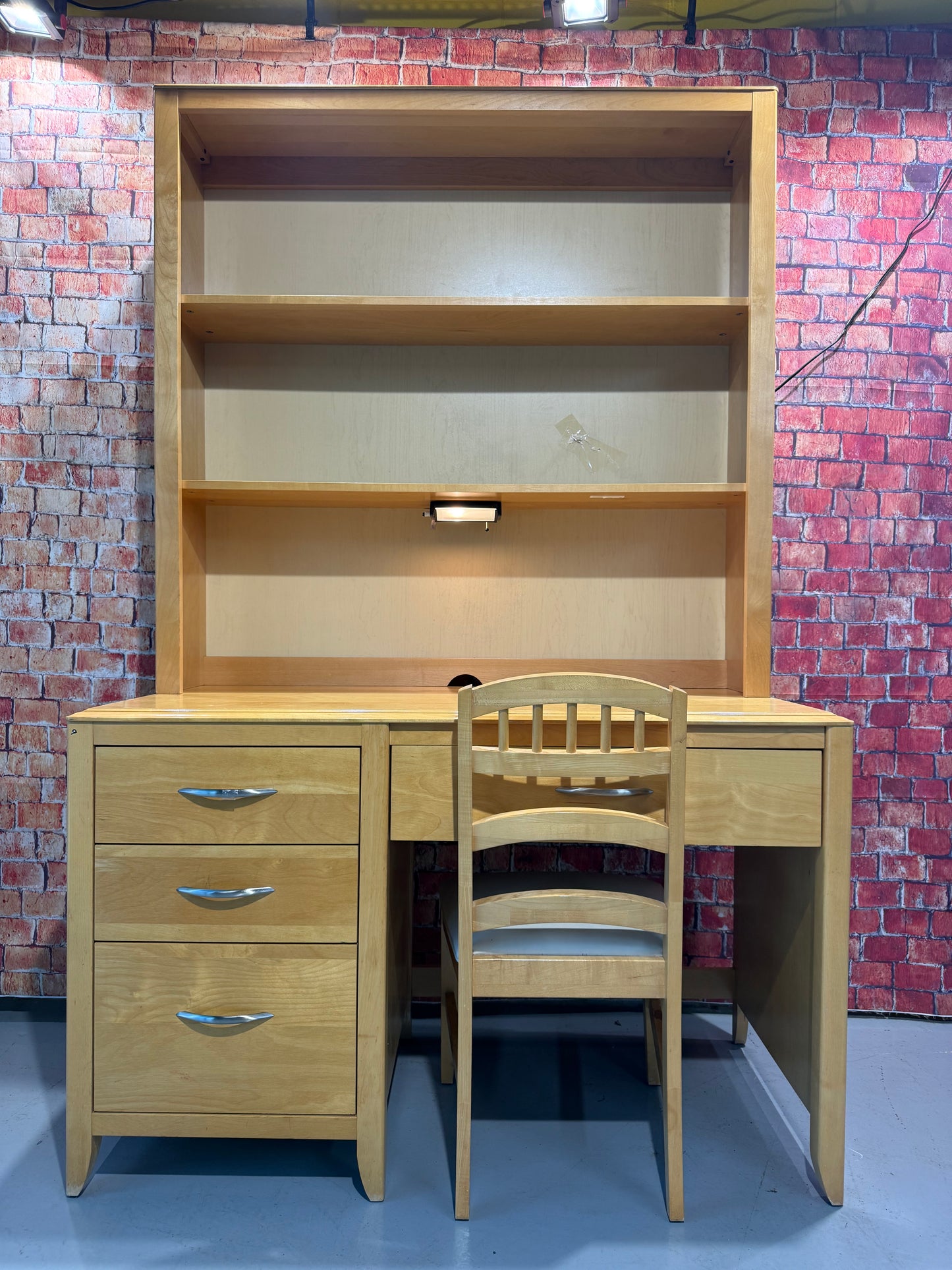 Desk w/ Hutch & Chair
