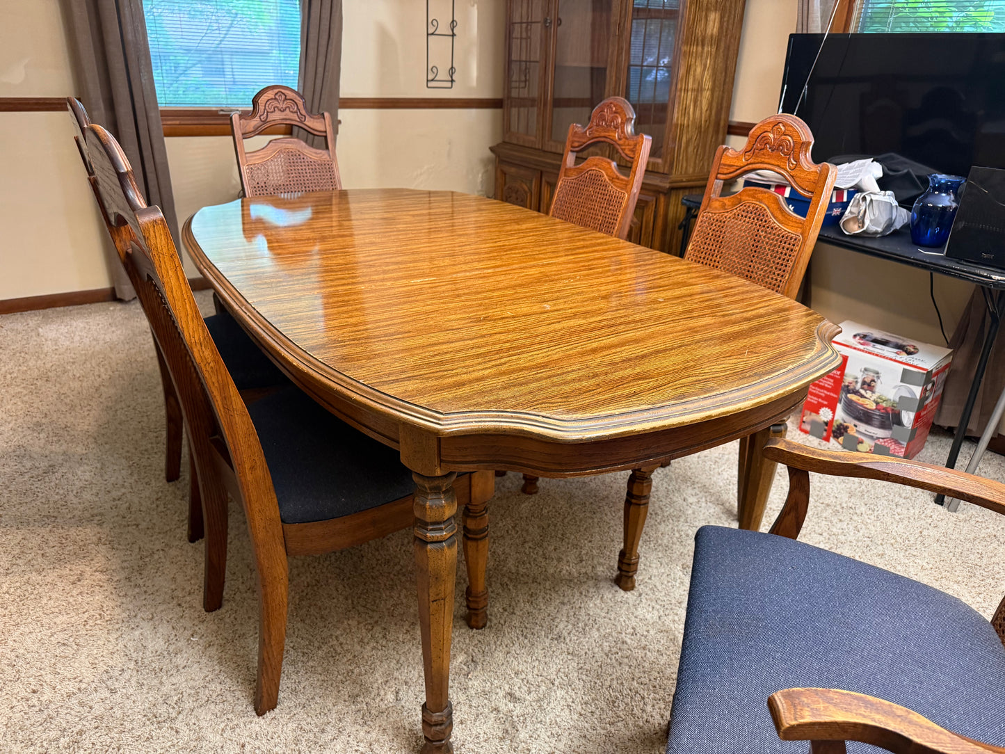 Table & 6 Chairs