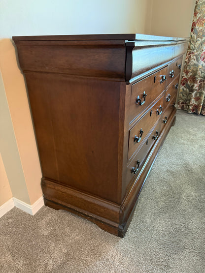 Dresser w/ 8 Drawers