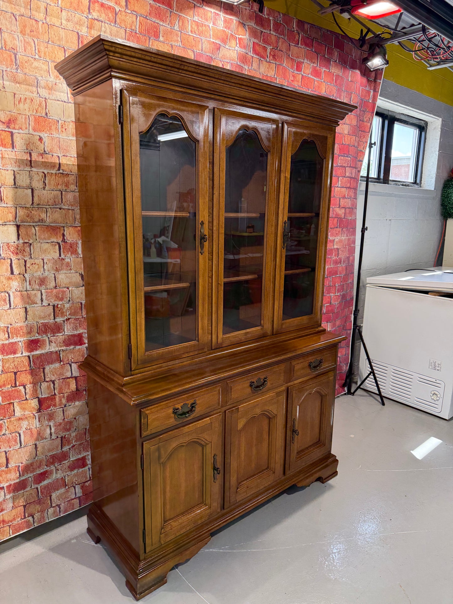 Hutch / China Cabinet