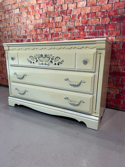 Lea Dresser