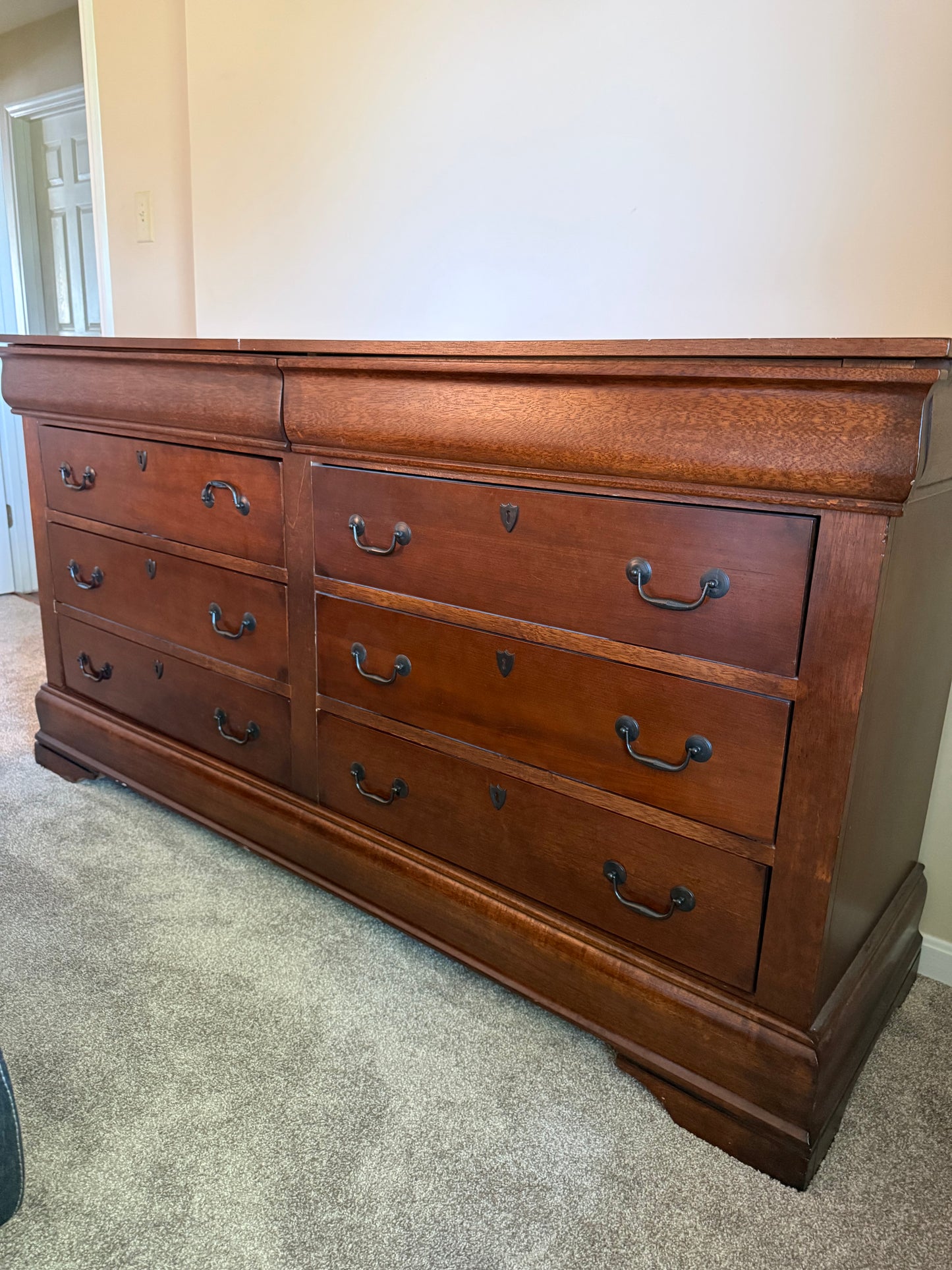 Dresser w/ 8 Drawers