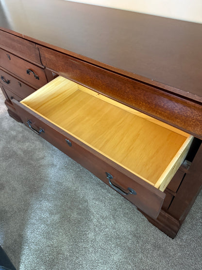 Dresser w/ 8 Drawers