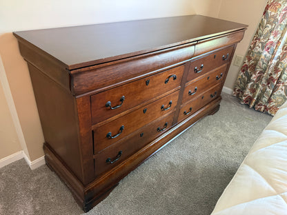 Dresser w/ 8 Drawers