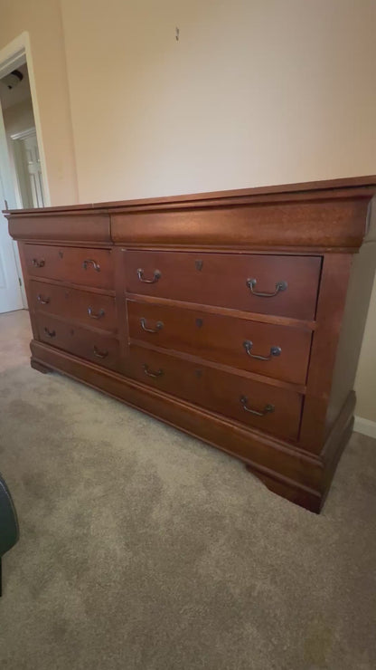 Dresser w/ 8 Drawers
